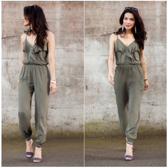 American Eagle army green jogger style flutter hem crop length jumpsuit size M - Picture 1 of 8